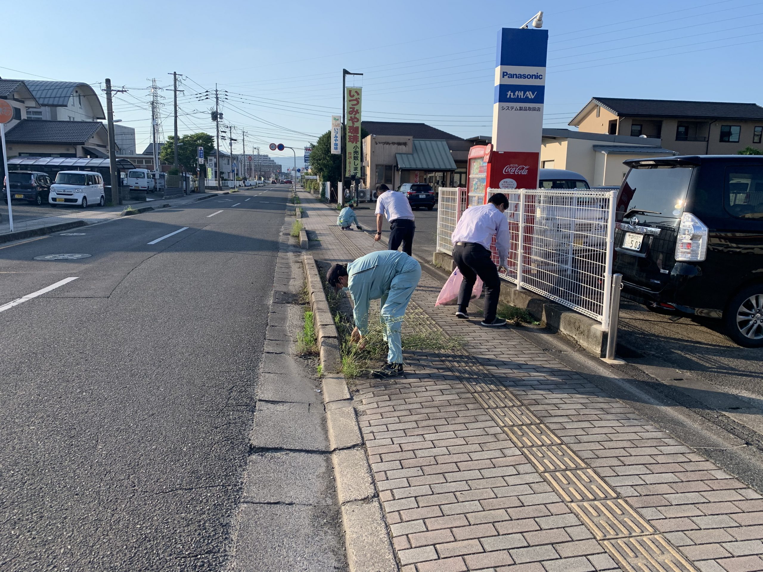 2020/6/22 佐賀支店にて草取り作業行いました。